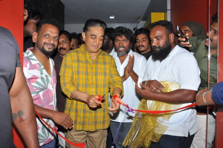 மய்யமும் நீலமும் ஒன்றுதான் -   பத்மஸ்ரீ கமல்ஹாசன்.