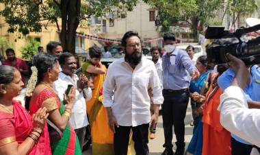 சமத்துவ மக்கள் கட்சி தலைவர் சரத்குமார், அவரது மனைவி ராதிகா சரத்குமார் ஆகியோர் சசிகலாவை அவரது இல்லத்தில் சந்திப்பு.