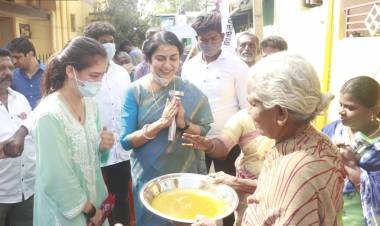 MNM star campaigners Ms. Suhasini Maniratnam and Ms. Akshara Haasan receive overwhelming support from the people of Amman kulam and Ma. Na. Ka. Street.