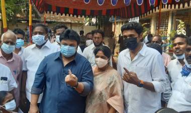 திரு பிரபு அவரது மனைவி மற்றும் அவரது மகன் நடிகர் விக்ரம் பிரபு அவர்கள் தங்களது வாக்கை தி நகர் தக்கர் பாபா பள்ளியில் செலுத்தினார்கள்