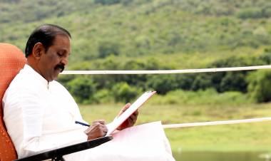 வைரமுத்துவின் அடுத்த பிரம்மாண்ட முயற்சியாக “நாட்படு தேறல்” என்கிற தலைப்பில் 100 பாடல்கள் உருவாகி வருகிறது