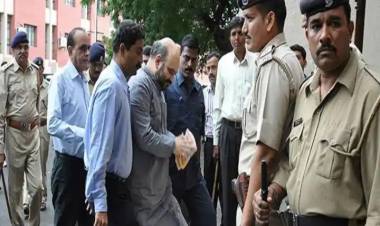 கந்தசாமி - இந்த பெயரைக் கேட்டால் தமிழ்நாடு, கேரளா, மகாராஷ்டிர அரசியல்வாதிகள் நடுங்குவார்கள்.