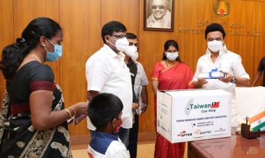 Aeropro நிறுவனத்தின் தலைவர் சேகர் ஜே மனோகரன், 50 லட்சம் ரூபாய் மதிப்பிலான மொத்தம் 13 லட்சம் முக கவசங்களை கனிமொழி எம்.பி. முன்னிலையில் முதலமைச்சர் மு.க.ஸ்டாலினிடம் வழங்கினார்.