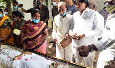 கவிஞர் முத்துலிங்கம், இயக்குனர் நாஞ்சில் பி.சி.அன்பழகன் ஆகியோர், மறைந்த கவிஞர் புலமைப்பித்தன் அவர்களுக்கு நேரில் அஞ்சலி செலுத்தினர்!