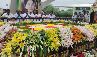 வி.கே.சசிகலா மெரினா கடற்கரையில் உள்ள அண்ணா, எம்ஜிஆர், ஜெயலலிதா நினைவிடத்திற்கு மரியாதை