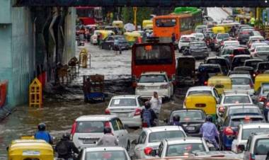 கனமழைக்கு இடையிலும் சென்னைக்கு படையெடுக்கும் மக்கள்