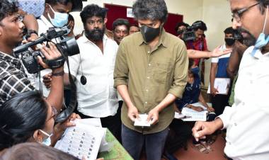 நீலாங்கரையில் உள்ள வாக்கு சாவடியில் நடிகர் விஜய் தனது வாக்கை பதிவு செய்தார்.