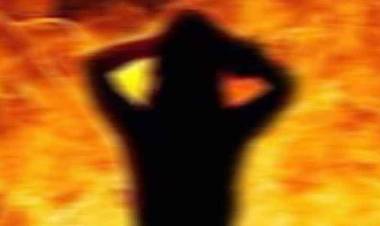 கணவரை சேர்த்து வைக்காததால் 2வது மனைவி தீக்குளித்து தற்கொலை