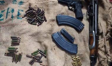 காஷ்மீரில் போலீசார் சோதனை ஆயுதங்கள், வெடிபொருட்கள் பறிமுதல்