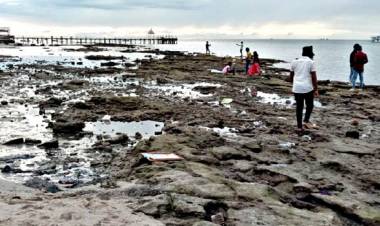 திடீரென 100 மீட்டர் தூரம் உள்வாங்கிய ராமேசுவரம் கடல் - பாறைகள் தென்பட்டதால் பதறிய பக்தர்கள்...!