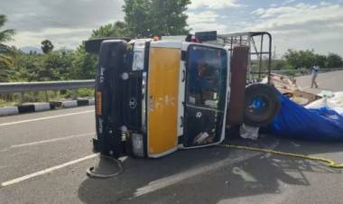 திண்டுக்கல்: டயர் வெடித்து நடுரோட்டில் கவிழ்ந்த சரக்கு வேன் - 3 பேர் காயம்