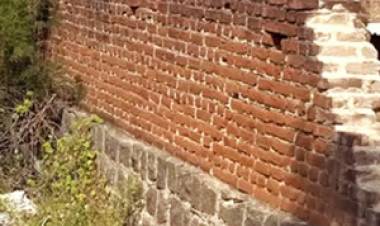 திருவள்ளூர், ஊத்துக்கோட்டை அடுத்த கட்டப்பட்டுள்ள தீண்டாமை சுவரை இடிக்க அதிகாரிகள் முடிவு