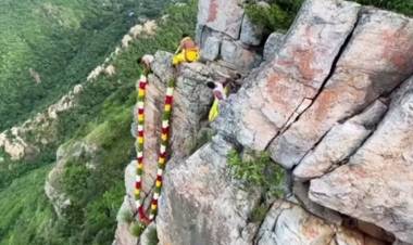 திருமலை செல்லும் வழியில் மலைக்குன்றின் மீது ஏழுமலையானின் உருவம்