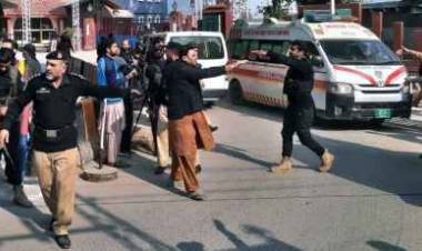 பாகிஸ்தான் மசூதியில் காவல்துறை அதிகாரிகளை குறிவைத்து வெடிகுண்டு தாக்குதல்; 28 பேர் மரணம்