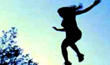 போனில் அடிக்கடி பேசியதால் மகளை மாடியில் இருந்து தள்ளிவிட்ட தந்தை