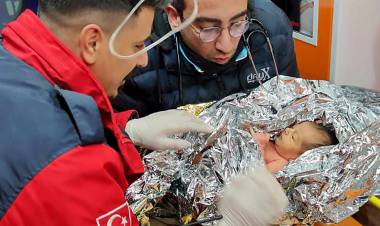 துருக்கியில் 90 மணி நேரம் கழித்து மீட்கப்பட்ட பிறந்து 10 நாளே ஆன ஆண் குழந்தை..