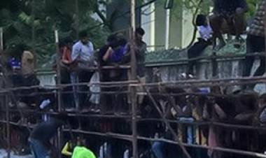 ஐபிஎல் டிக்கெட் வாங்குவதற்காக நள்ளிரவு முதல் நீண்ட வரிசையில் காத்திருக்கும் ரசிகர்கள்!!