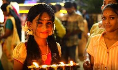 பெண்களாக மாறி திருவிழா கொண்டாடும் ஆண்கள்..!