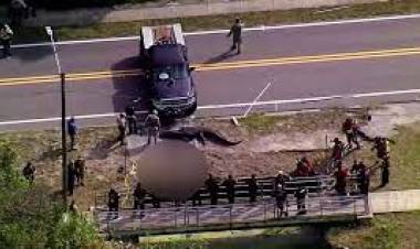 அமெரிக்காவில் பெண்ணை வேட்டையாடிய 13 அடி நீள ராட்சத முதலையை புளோரிடா அதிகாரிகள் சுட்டுக் கொன்றனர்!!