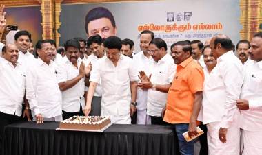 மாண்புமிகு தமிழ்நாடு முதலமைச்சர் திரு.மு.க.ஸ்டாலின் அவர்கள் தனது 71-வது பிறந்தநாளையொட்டி, மாண்புமிகு அமைச்சர் பெருமக்கள், நாடாளுமன்ற, சட்டமன்ற இந்நாள் முன்னாள் உறுப்பினர்களுடன் கேக் வெட்டி கொண்டாடினார்.