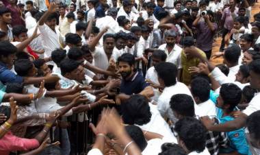 சென்னை, போரூரில் உள்ள திருமண மண்டபத்தில் தமிழகம் முழுவதில் இருந்தும் வந்த தனது ரசிகர் மன்ற நிர்வாகிகளை சந்தித்துப் பேசினார் நடிகர் சிவகார்த்திகேயன்.