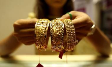 தங்கம் விலை இன்று அதிரடி சரிவு… ரூ.560 குறைந்து, ஒரு சவரன் ரூ.51,000த்திற்கும் கீழ் சென்றது: ஹேப்பி மோடில் நகை பிரியர்கள்!!