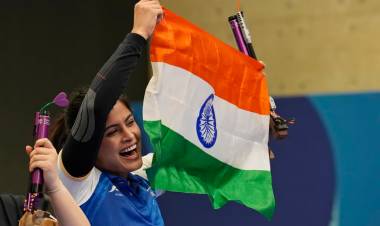 பாரிஸ் ஒலிம்பிக்கில் 2 பதக்கங்களை வென்று தாயகம் திரும்பிய மனு பாக்கருக்கு உற்சாக வரவேற்பு