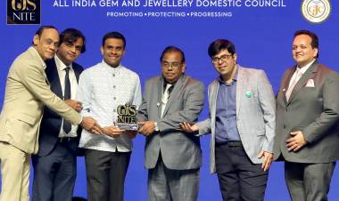 Kirtilals Director, Suraj Shantakumar Honoured as  "Icon of the Jewellery Industry 2024" at GJS Nite