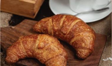 Sip, Snack & Socialize – Hi-Tea at Vapor, Feathers Hotel