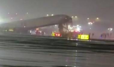 நியூயார்க் விமான நிலையத்தில் ஓடுதளத்தில் நின்றிருந்த தீயணைப்பு வாகனத்தின் மீது விமானம் மோதி விபத்து!