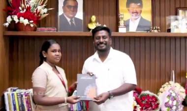 பள்ளிக் கல்வித்துறை அமைச்சருக்கு வாழ்த்து பாடல் பாடிய பள்ளி மாணவிக்கு பரிசு