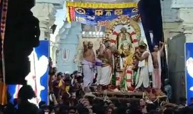 காஞ்சிபுரம் ஸ்ரீ வரதராஜ பெருமாள் கோவிலில் கருட சேவை வைபவம் விமரிசையாக நடைபெற்றது
