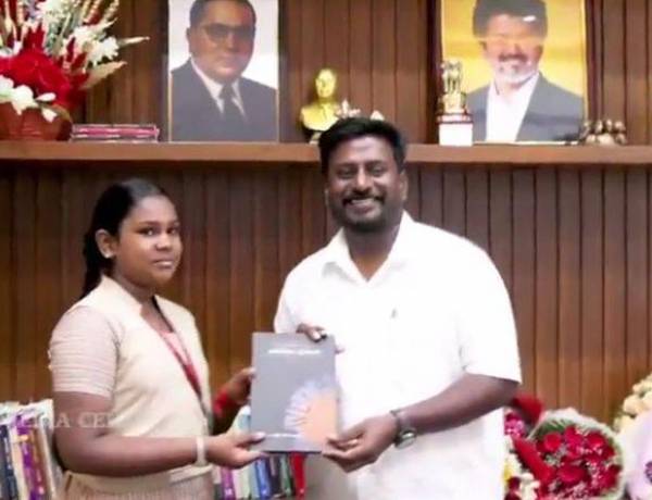 பள்ளிக் கல்வித்துறை அமைச்சருக்கு வாழ்த்து பாடல் பாடிய பள்ளி மாணவிக்கு பரிசு