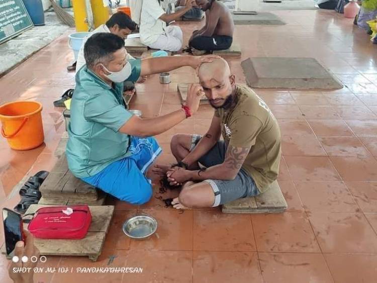 கிரிக்கெட் வீரர் நடராஜன் பழனியில் மொட்டை போட்டு சாமி தரிசனம்