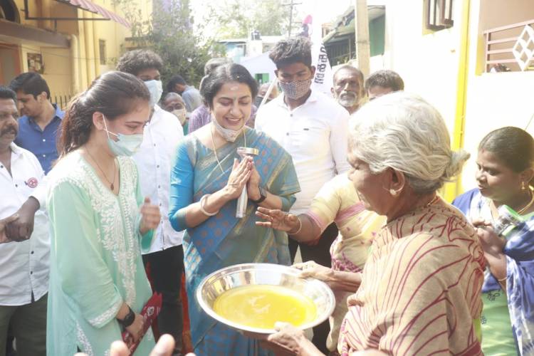 MNM star campaigners Ms. Suhasini Maniratnam and Ms. Akshara Haasan receive overwhelming support from the people of Amman kulam and Ma. Na. Ka. Street.