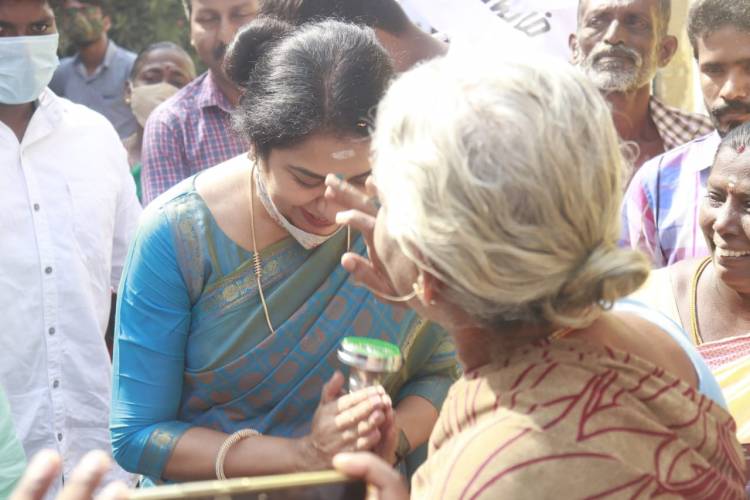 MNM star campaigners Ms. Suhasini Maniratnam and Ms. Akshara Haasan receive overwhelming support from the people of Amman kulam and Ma. Na. Ka. Street.