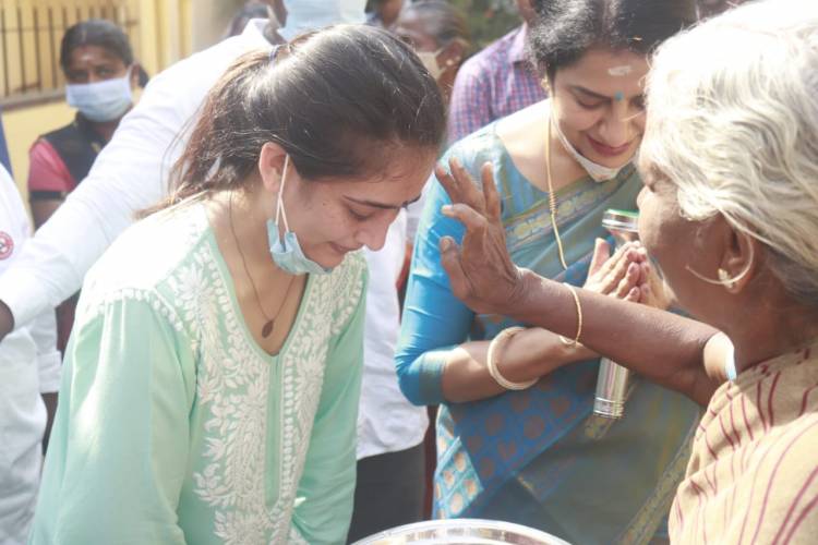 MNM star campaigners Ms. Suhasini Maniratnam and Ms. Akshara Haasan receive overwhelming support from the people of Amman kulam and Ma. Na. Ka. Street.