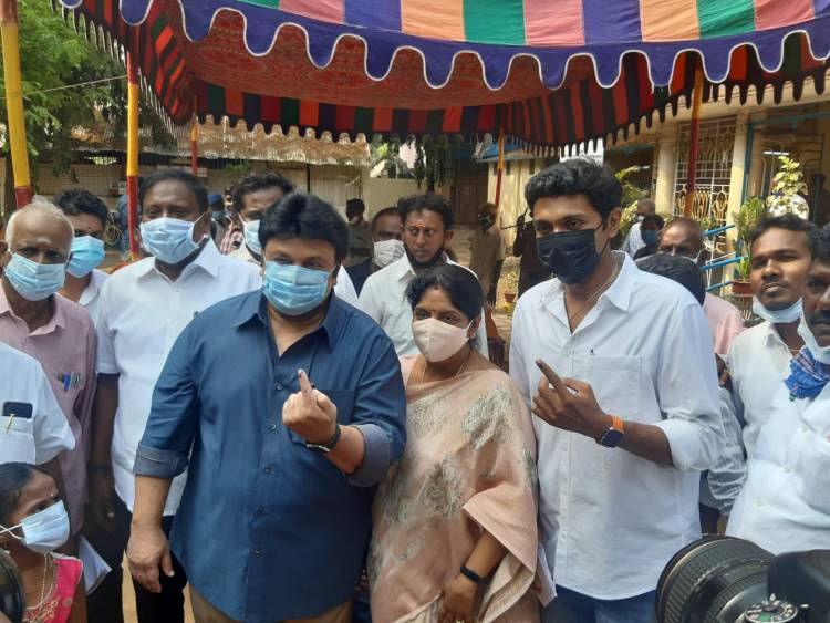 திரு பிரபு அவரது மனைவி மற்றும் அவரது மகன் நடிகர் விக்ரம் பிரபு அவர்கள் தங்களது வாக்கை தி நகர் தக்கர் பாபா பள்ளியில் செலுத்தினார்கள்