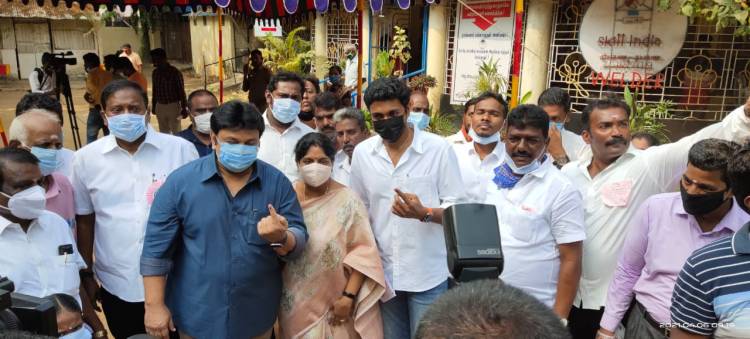 திரு பிரபு அவரது மனைவி மற்றும் அவரது மகன் நடிகர் விக்ரம் பிரபு அவர்கள் தங்களது வாக்கை தி நகர் தக்கர் பாபா பள்ளியில் செலுத்தினார்கள்