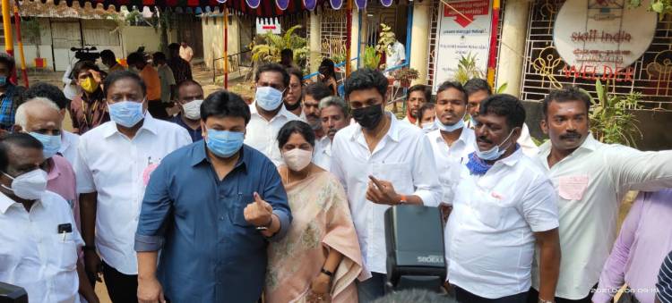 திரு பிரபு அவரது மனைவி மற்றும் அவரது மகன் நடிகர் விக்ரம் பிரபு அவர்கள் தங்களது வாக்கை தி நகர் தக்கர் பாபா பள்ளியில் செலுத்தினார்கள்
