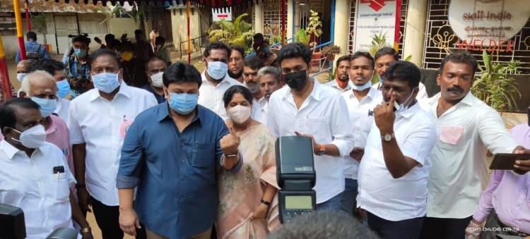 திரு பிரபு அவரது மனைவி மற்றும் அவரது மகன் நடிகர் விக்ரம் பிரபு அவர்கள் தங்களது வாக்கை தி நகர் தக்கர் பாபா பள்ளியில் செலுத்தினார்கள்