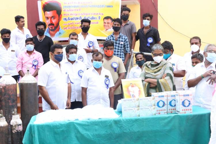 விருத்தாசலம் அரசு மருத்துவமனைக்கு ஆக்ஸிஜன் சிலிண்டர்களும்,முகக் கவசங்கள் & கையுறைகள் வழங்கிய தளபதி விஜய் மக்கள் இயக்கம் !