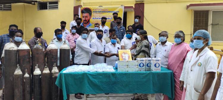 விருத்தாசலம் அரசு மருத்துவமனைக்கு ஆக்ஸிஜன் சிலிண்டர்களும்,முகக் கவசங்கள் & கையுறைகள் வழங்கிய தளபதி விஜய் மக்கள் இயக்கம் !