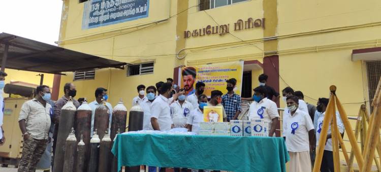 விருத்தாசலம் அரசு மருத்துவமனைக்கு ஆக்ஸிஜன் சிலிண்டர்களும்,முகக் கவசங்கள் & கையுறைகள் வழங்கிய தளபதி விஜய் மக்கள் இயக்கம் !