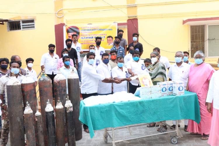 விருத்தாசலம் அரசு மருத்துவமனைக்கு ஆக்ஸிஜன் சிலிண்டர்களும்,முகக் கவசங்கள் & கையுறைகள் வழங்கிய தளபதி விஜய் மக்கள் இயக்கம் !