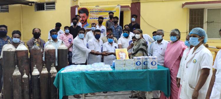 விருத்தாசலம் அரசு மருத்துவமனைக்கு ஆக்ஸிஜன் சிலிண்டர்களும்,முகக் கவசங்கள் & கையுறைகள் வழங்கிய தளபதி விஜய் மக்கள் இயக்கம் !