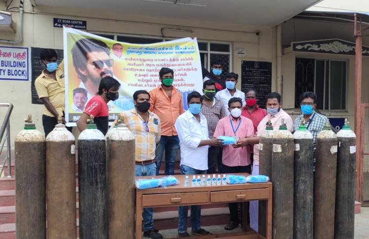 மயிலாடுதுறை தளபதி விஜய் மக்கள் இயக்கம் சார்பில் ஆக்ஸிஜன் சிலிண்டர்களும்,முகக் கவசங்கள் & கையுறைகள் வழங்கப்பட்டது .