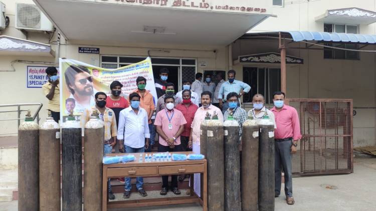 மயிலாடுதுறை தளபதி விஜய் மக்கள் இயக்கம் சார்பில் ஆக்ஸிஜன் சிலிண்டர்களும்,முகக் கவசங்கள் & கையுறைகள் வழங்கப்பட்டது .