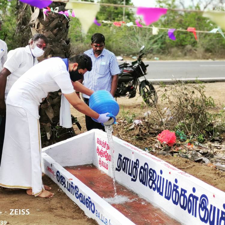 குரங்குகளுக்காக தண்ணீர் தொட்டி & உணவுப்பொருட்கள் வழங்கிய புதுக்கோட்டை மாவட்ட தளபதி விஜய் மக்கள் இயக்கம்!