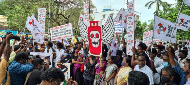 தமிழ்நாடு முழுவதும், மாவட்ட தலைநகர்களில் பெட்ரோல்,  டீசல் மற்றும் எரிவாயு விலையை குறைக்க வலியுறுத்தி, மத்திய, மாநில அரசை கண்டித்து மக்கள் நீதி மய்யம் கட்சியின் மாபெரும் கண்டன ஆர்ப்பாட்டம்